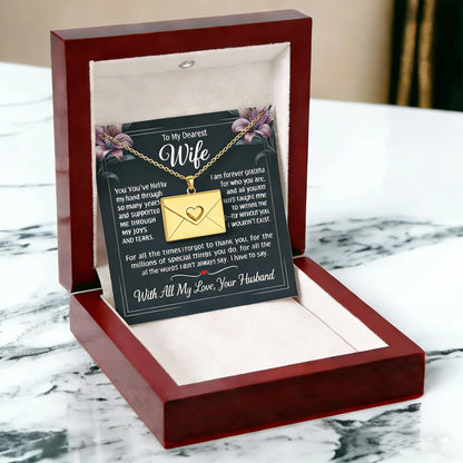 Laxrue“Customizable envelope necklaces containing secret messages, personalized photos, and necklaces.