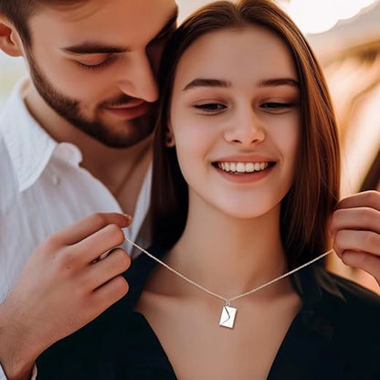 Laxrue“Customizable envelope necklaces containing secret messages, personalized photos, and necklaces.